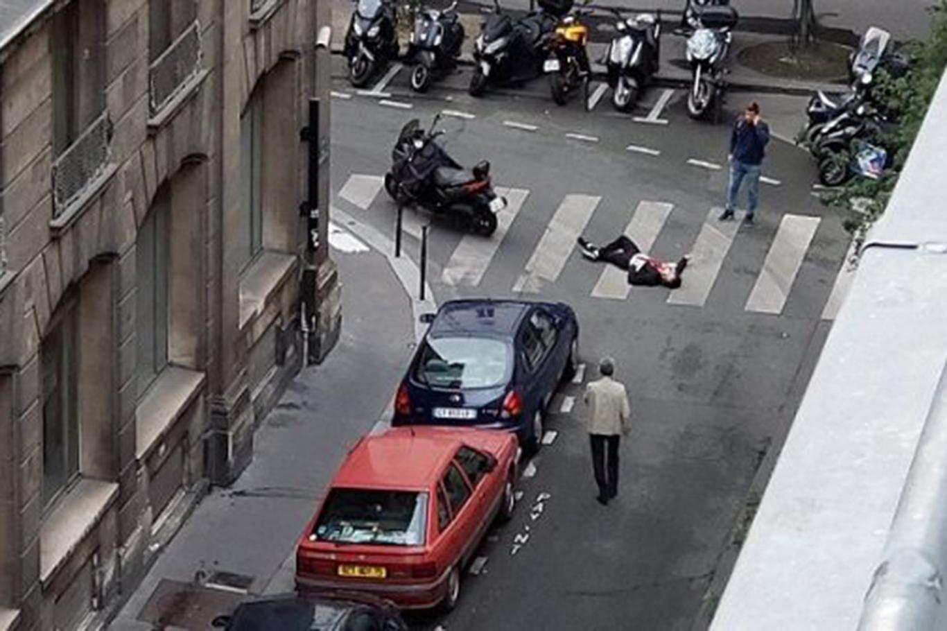 Paris'te bıçaklı saldırı: Ölü ve yaralılar var